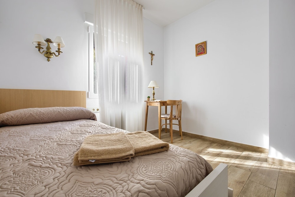 Basic Single Room, 1 Twin Bed, Non Smoking, Private Bathroom