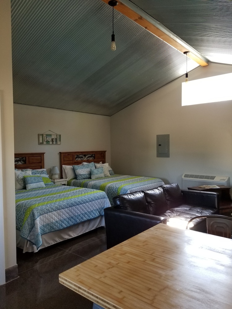 Family Cottage, 2 Queen Beds photo 1