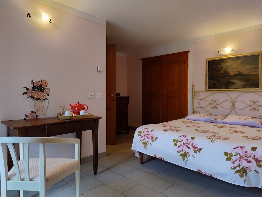 Traditional Double Room, Balcony, Partial Lake View photo 3