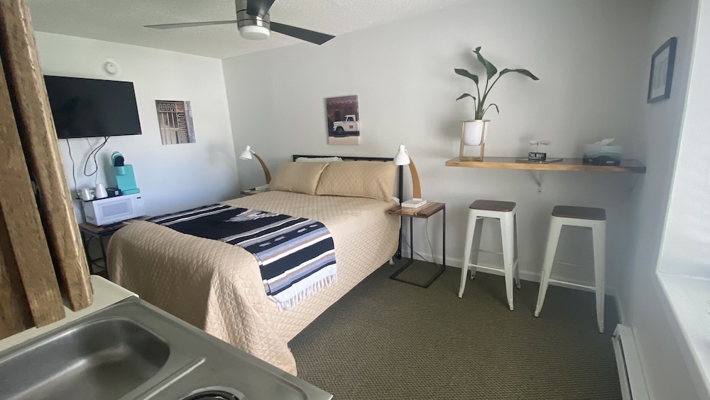Standard Room, 1 Queen Bed photo 3