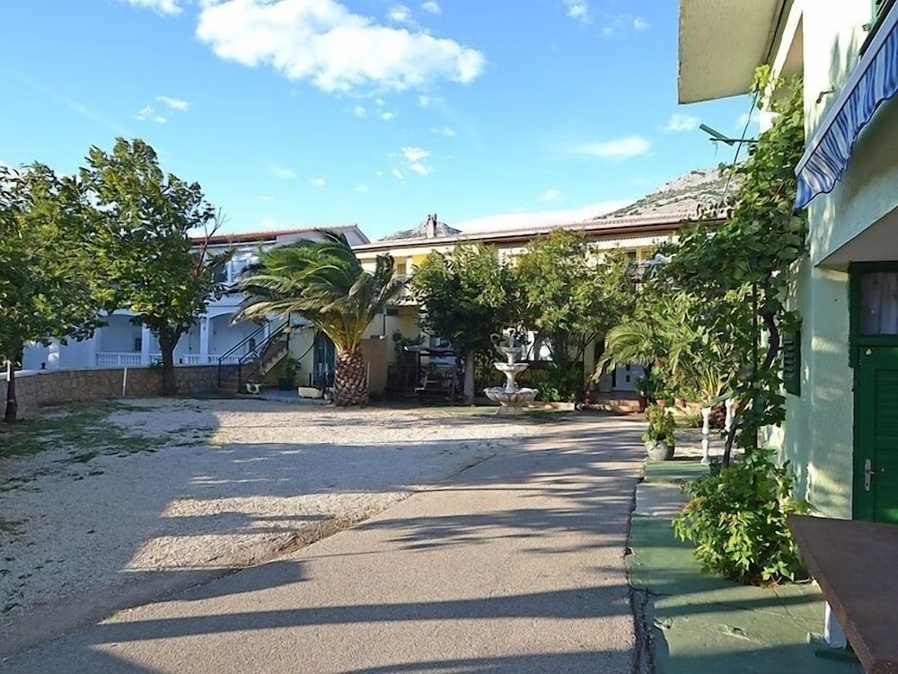 Apartment (Velebit - 130m to the beach - A1(5+1)) photo 2