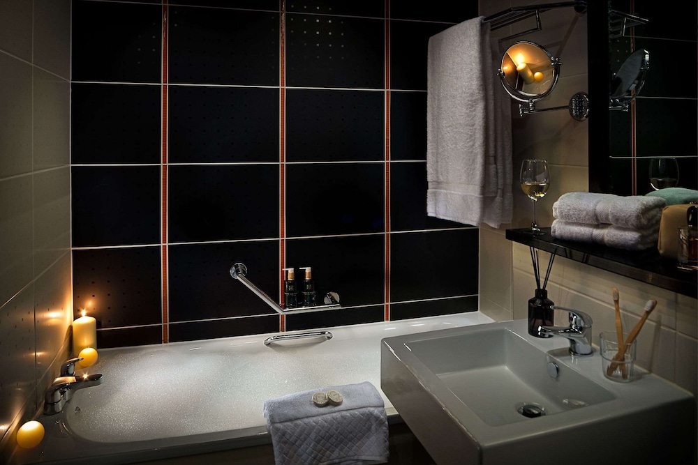 Executive Room, 1 King Bed - Photo 4