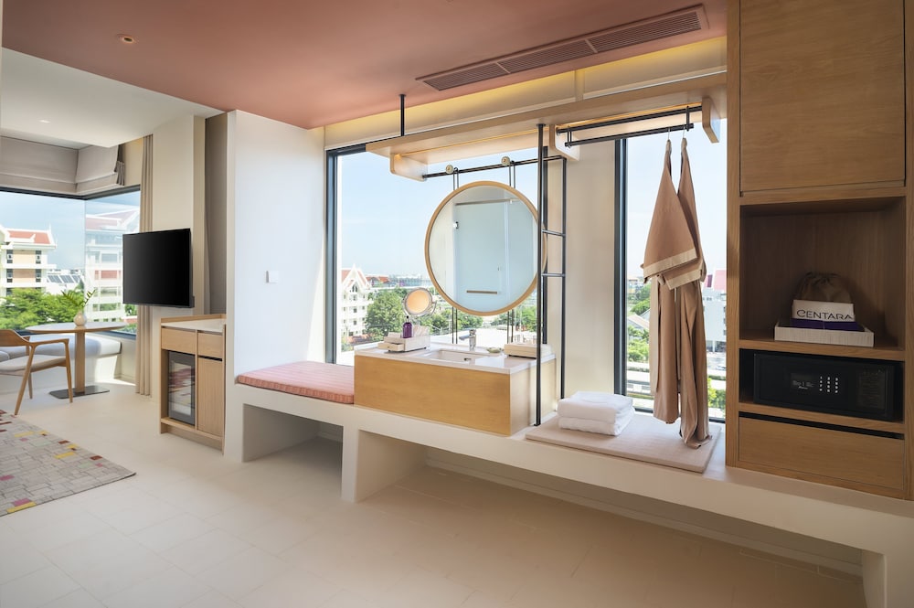 Deluxe Room, 1 King Bed (Premium) - Photo 4