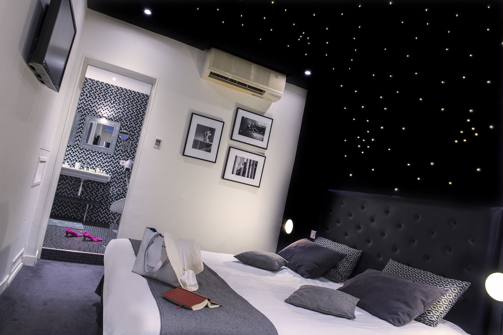 Deluxe Suite, Jetted Tub