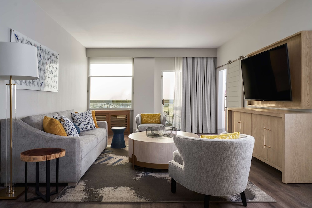 Deluxe Suite, 1 King Bed, Accessible photo 1