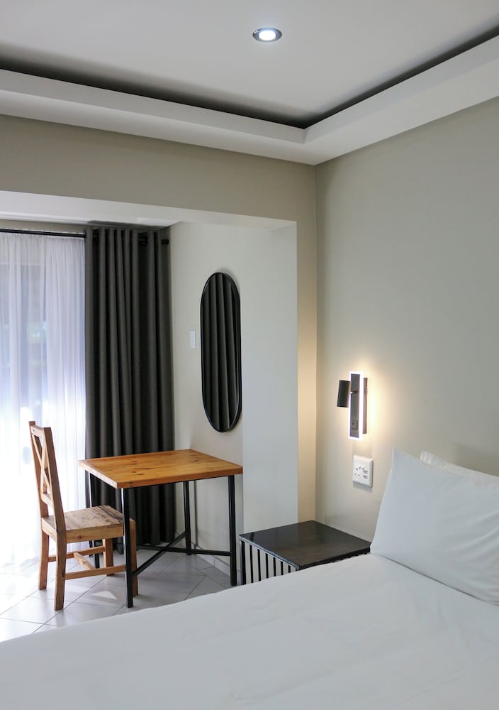Luxury Room, 1 Queen Bed, Pool View