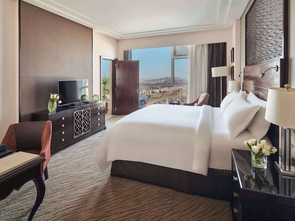 Fairmont Gold, Junior Suite, City View - Photo 2