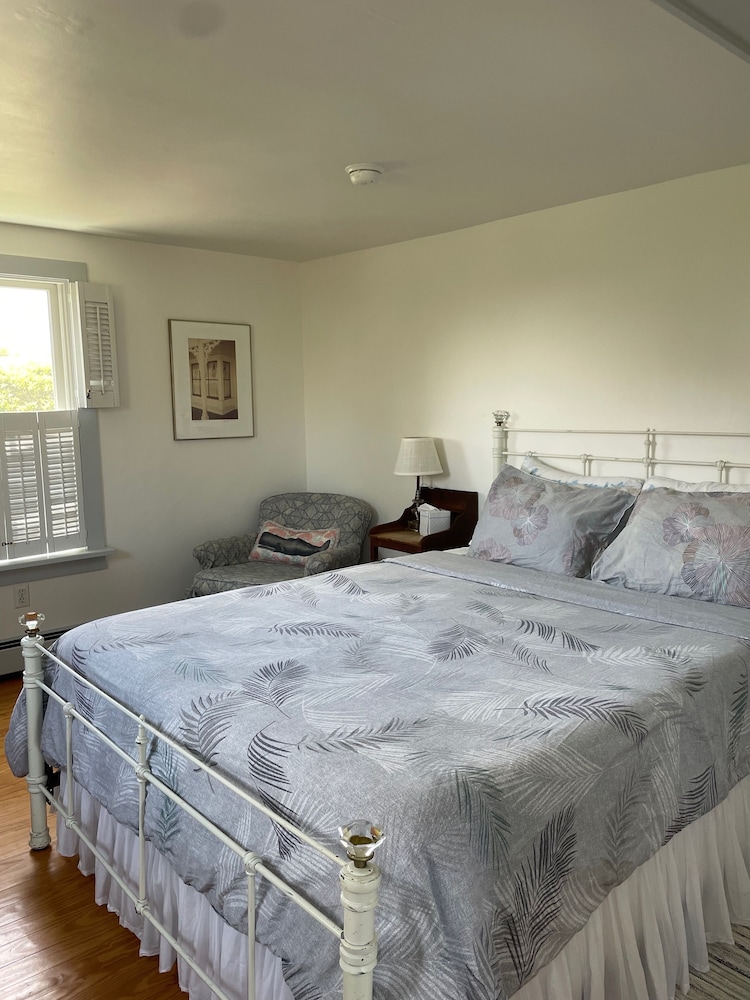 Standard Room, 1 Queen Bed, Private Bathroom, Partial Ocean View photo 2