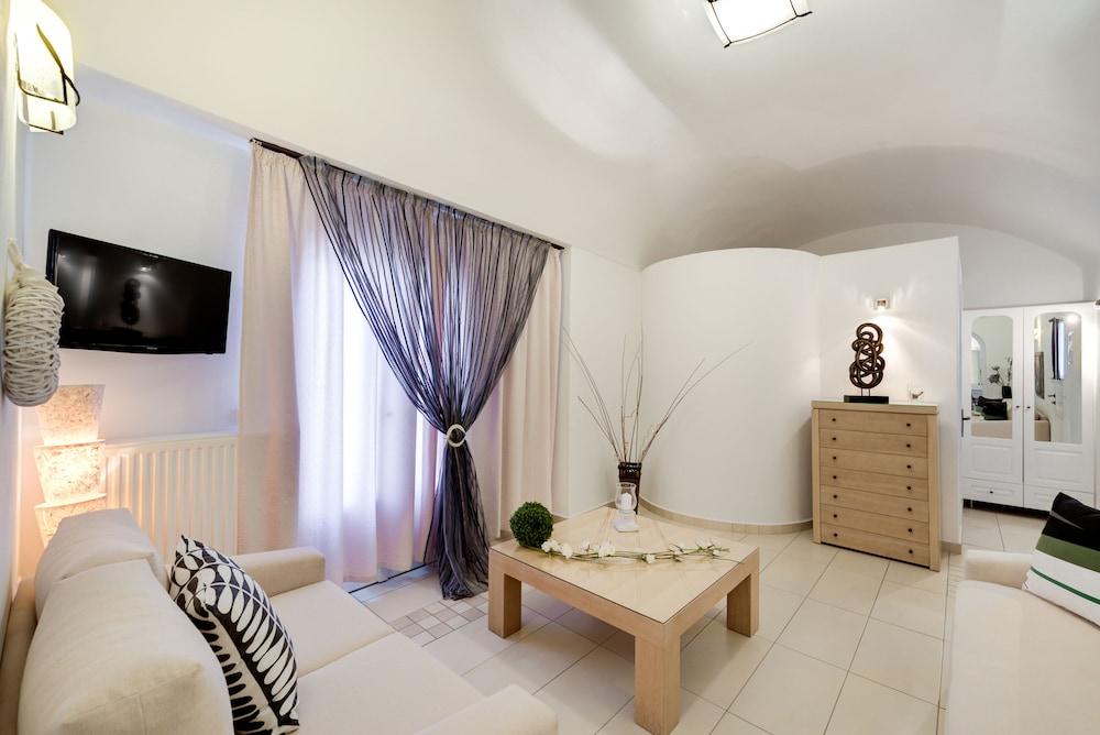 Suite - Photo 13