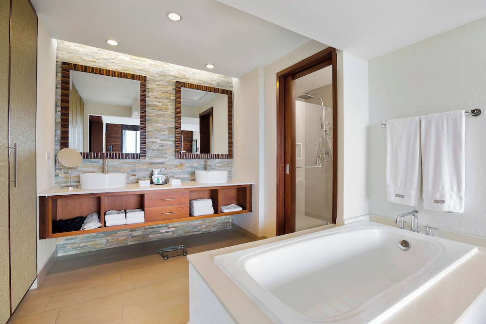 Club Suite, 1 King Bed - Photo 7