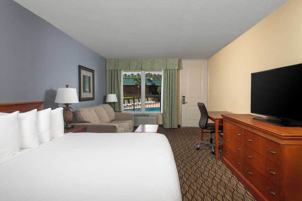 Room, 1 King Bed, Pool View - Photo 1