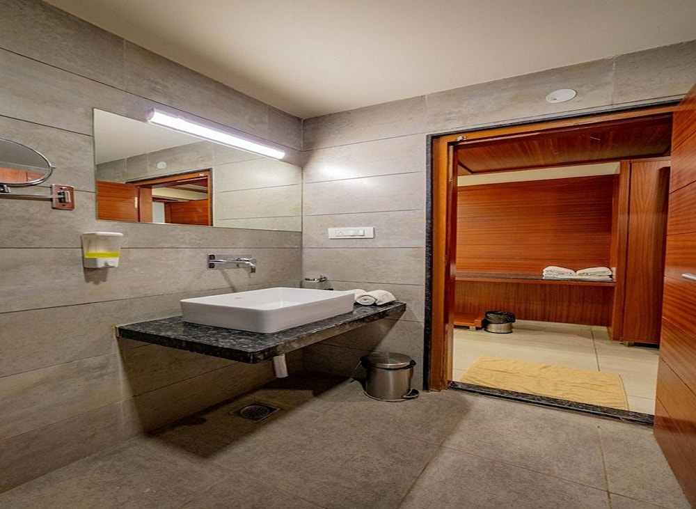 Superior Room, 1 King Bed - Photo 10