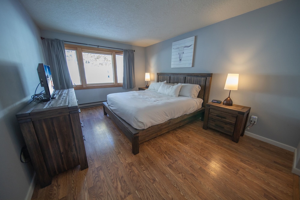 Deluxe Condo, 2 Bedrooms, Balcony, Lake View (Lenawee 1741)