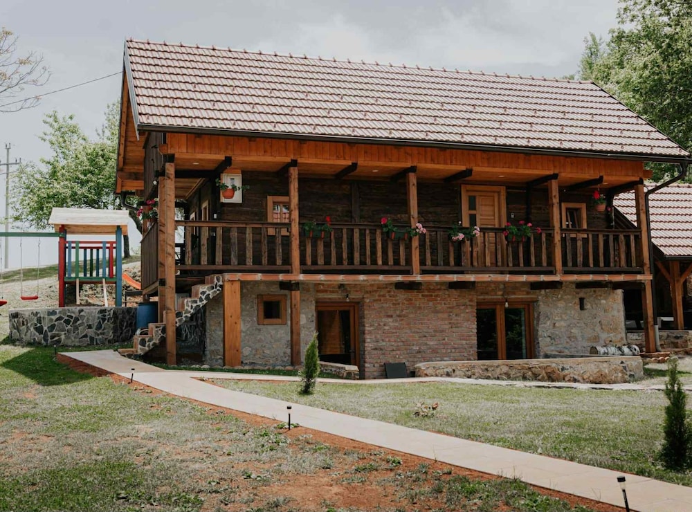 House (Three Bedroom Holiday Home with Sauna)