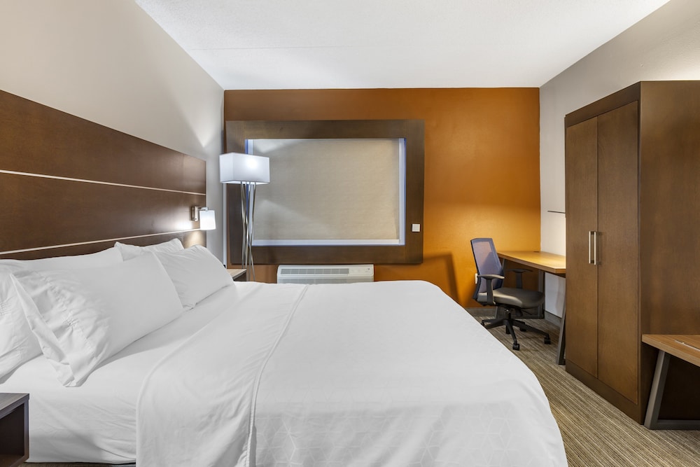 Standard Room, 1 King Bed, Accessible Bathtub (Communications) - Photo 3