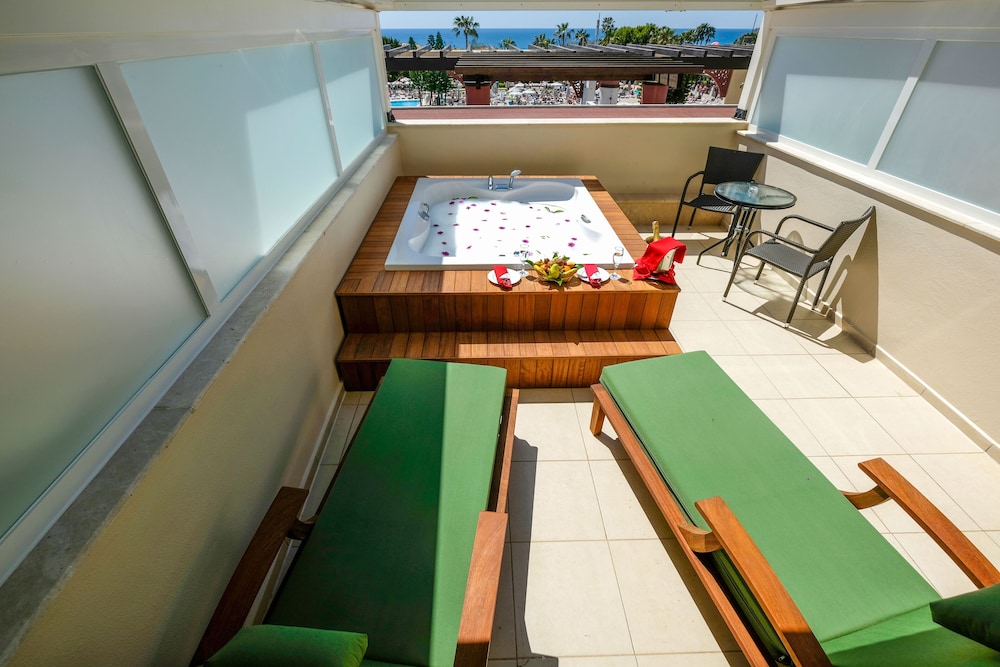 Family Room, 2 Bedrooms, Jetted Tub, Sea View