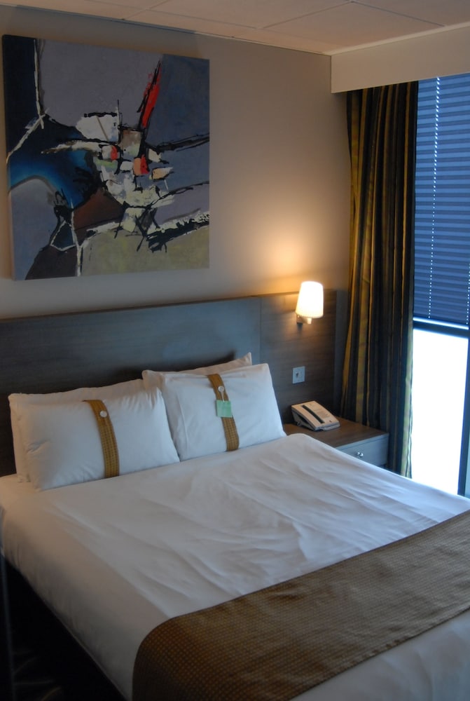 Suite, 2 Bedrooms - Photo 2
