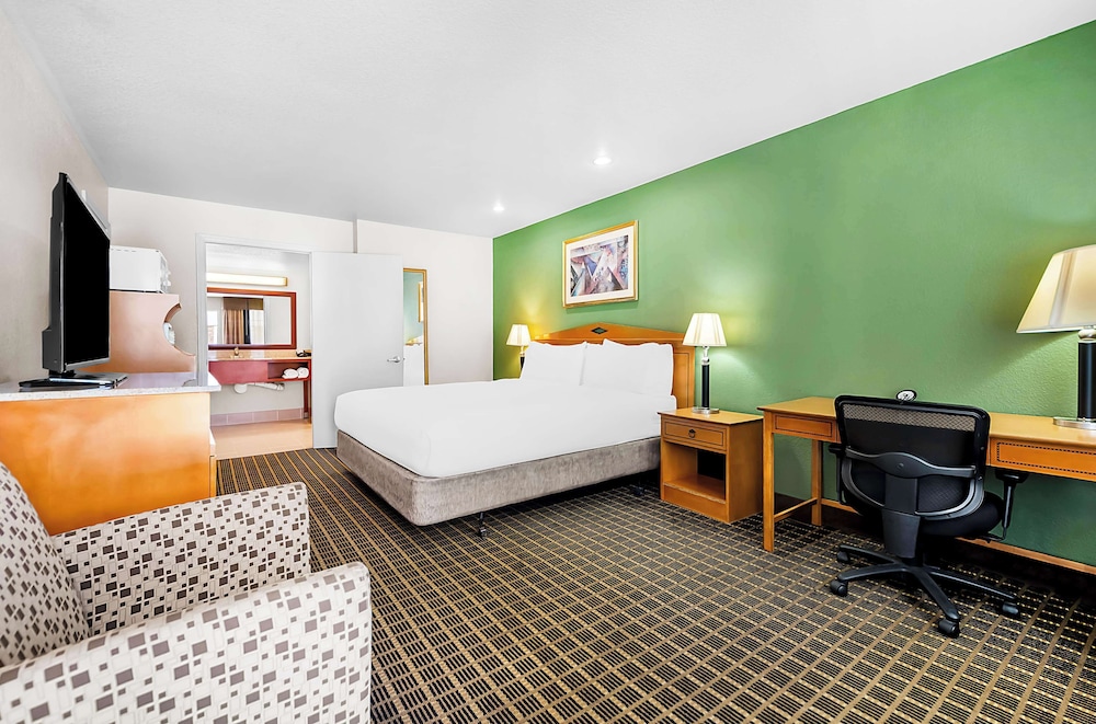Standard Room, 1 King Bed, Accessible, Refrigerator & Microwave - Photo 3