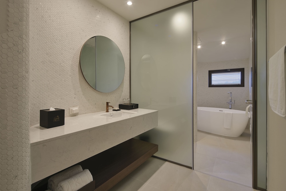 [Brunchy Package] Royal Suite B Type + Brunch For 2 + Park Ticket For 2 Per Stay - Photo 3