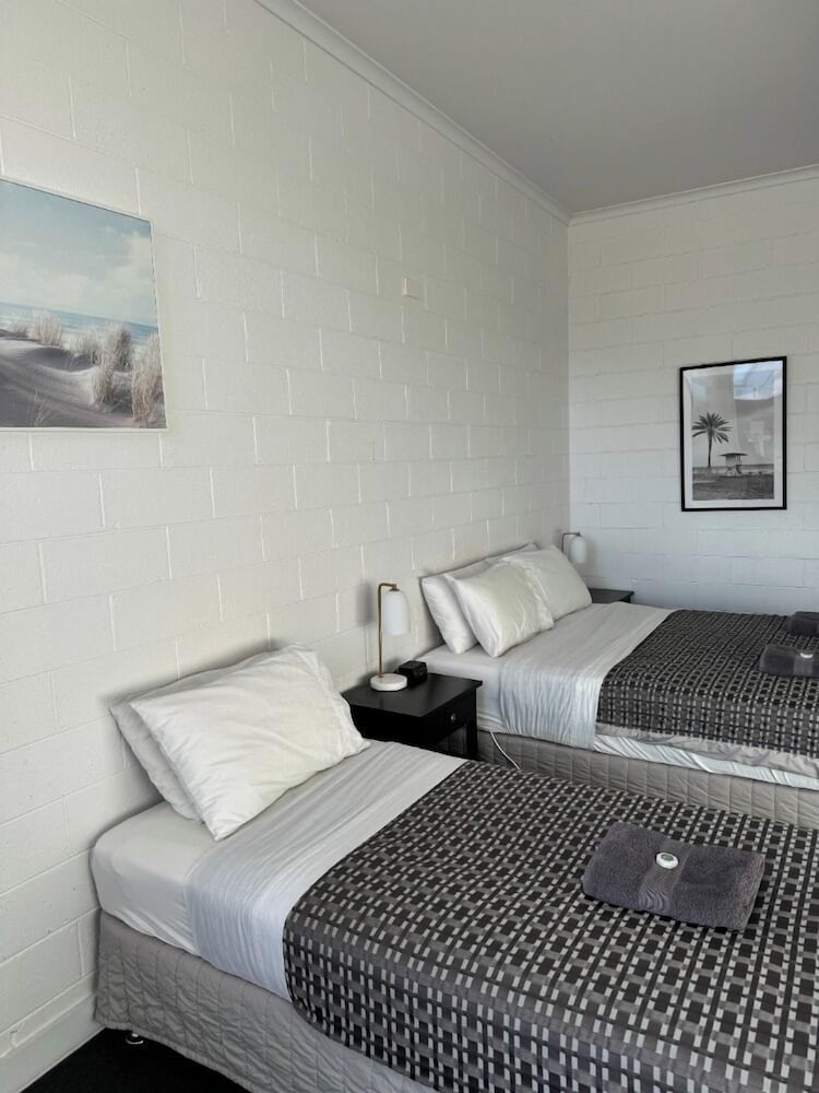 Queen 2 Singles Room photo 2