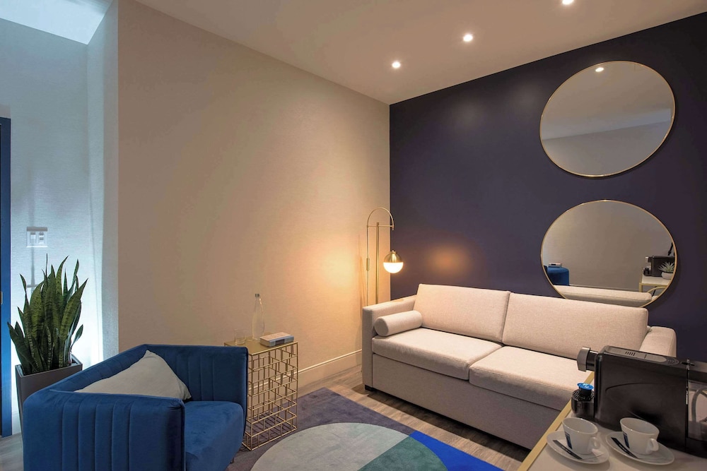 Suite, 1 Queen Bed with Sofa bed, Non Smoking (Upgrade) - Photo 5