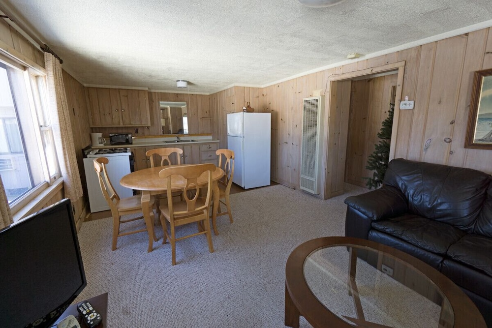Cottage #7, 2 bedrooms, Full kitchen photo 3