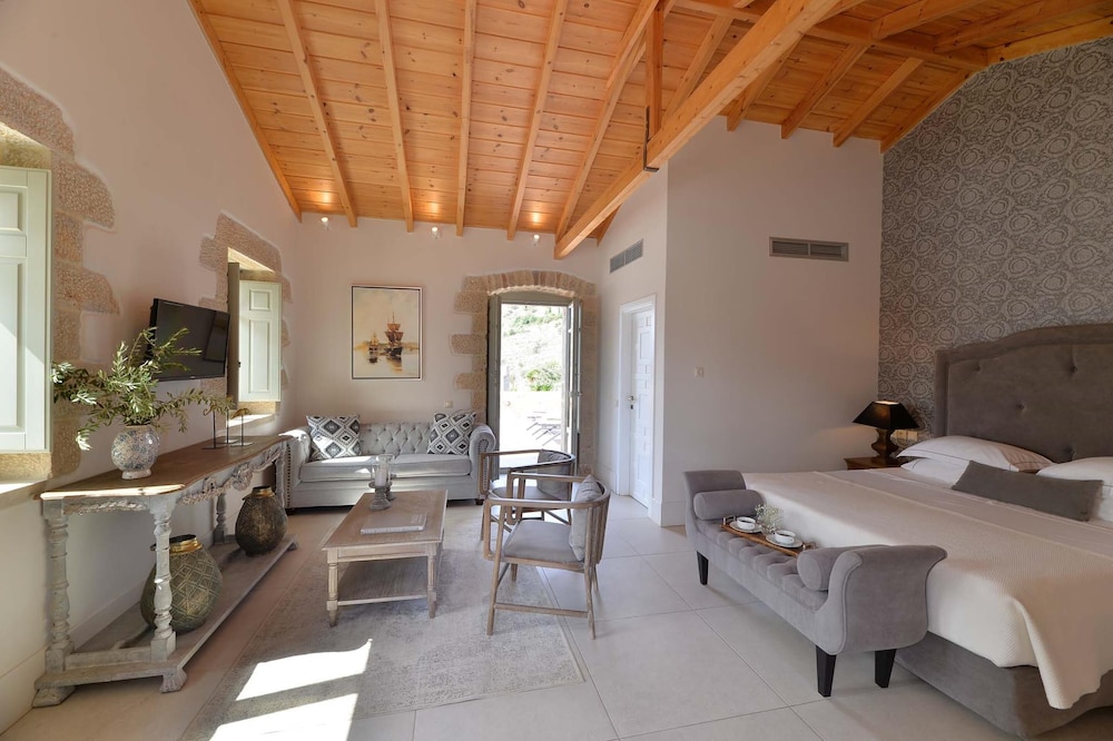 Deluxe Suite, Sea View - Photo 3