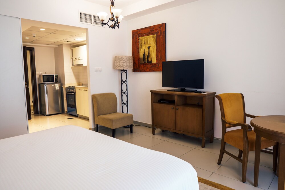 Standard Studio, 1 King Bed photo 2
