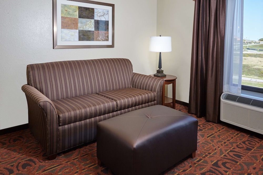 Suite, 1 King Bed, Non Smoking, Jetted Tub photo 2
