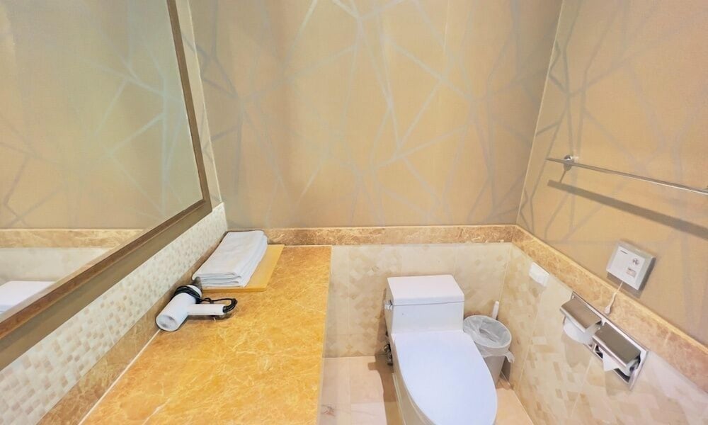 Executive Suite - Photo 8