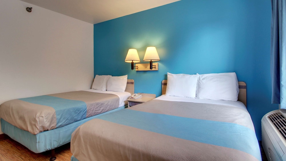 Standard Room, 2 Double Beds, Accessible, Smoking photo 3