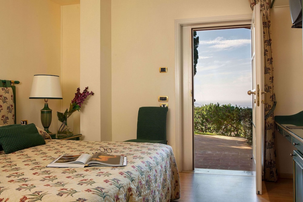 Basic Double or Twin Room - Photo 2