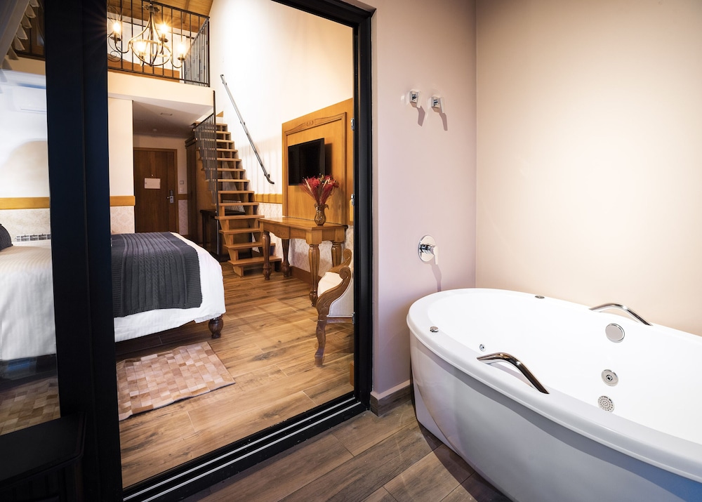 Family Quadruple Room, Jetted Tub, Lake View photo 2