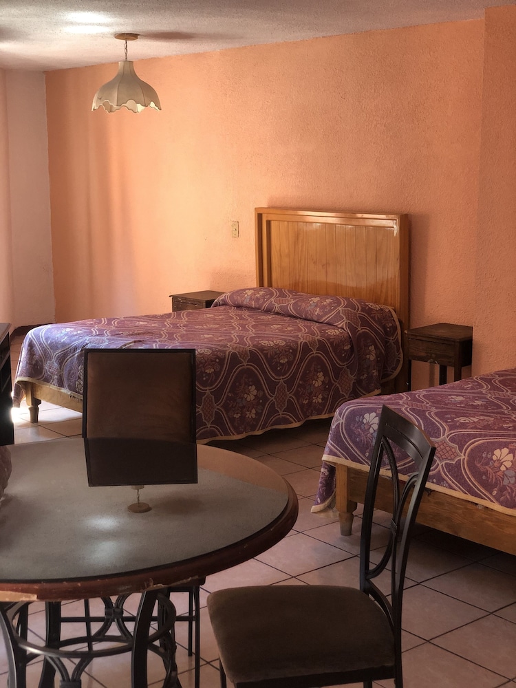 Classic Suite, Multiple Beds, Non Smoking (2 Queen beds, 1 Single bed)