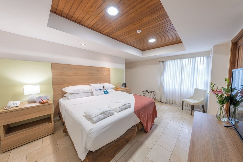 2 Bedroom Suite, 1 King Bed, 1 Queen Beds - Photo 1