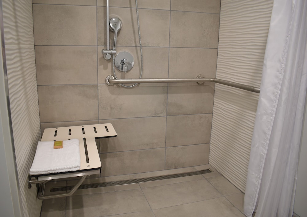 Room, 2 Double Beds, Accessible (Roll-In Shower) - Photo 5