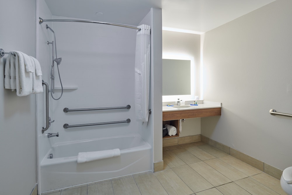 Standard Room, 2 Queen Beds, Accessible (Mobility Tub) photo 3