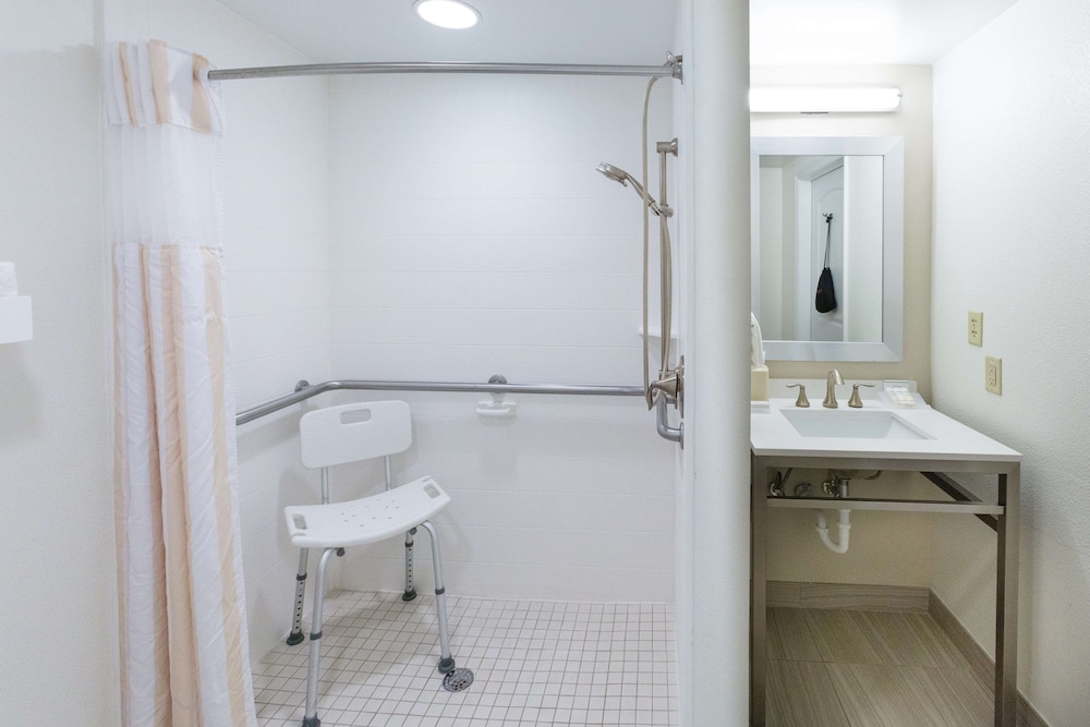 Room, Accessible - Photo 5