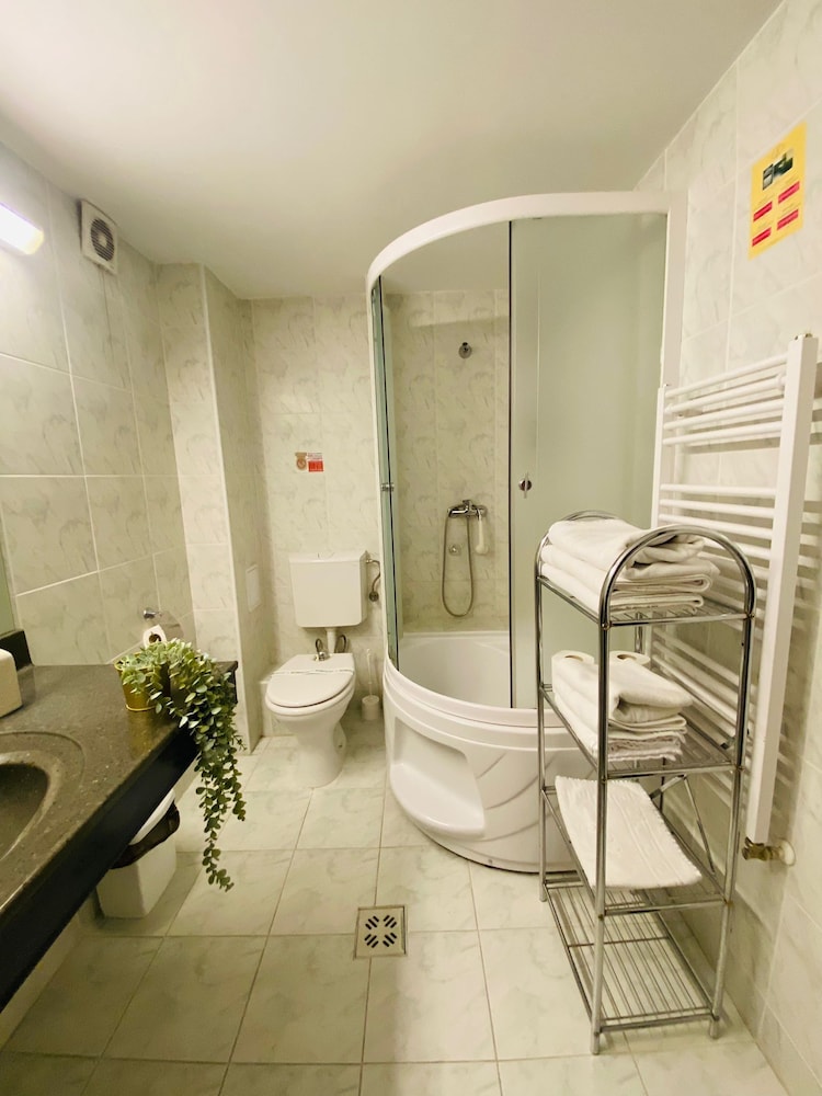 Basic Double Room, 1 Queen Bed, Non Smoking, Garden View photo 3