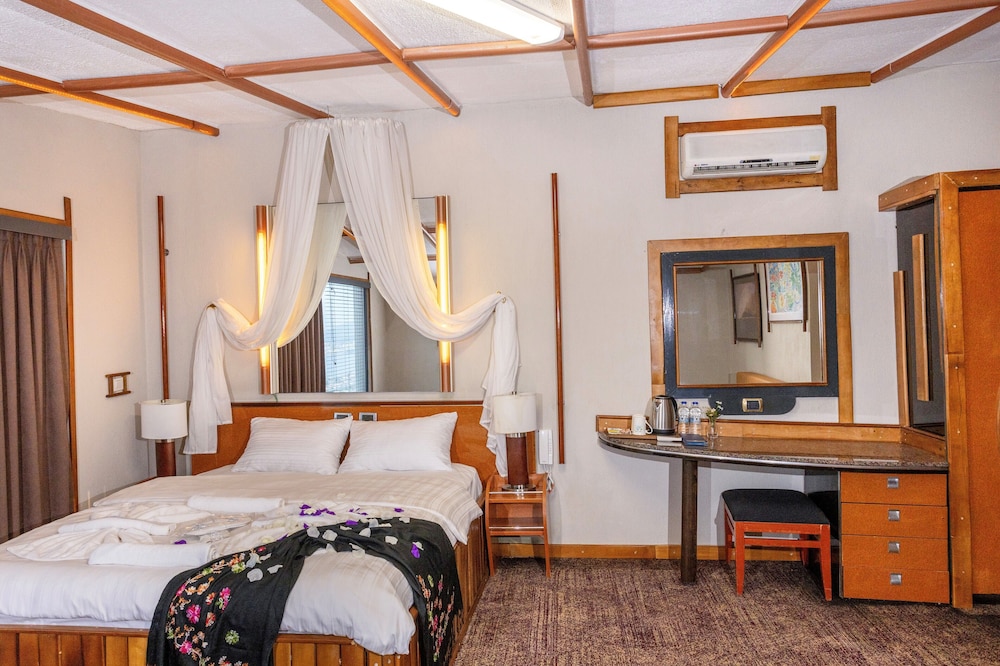 Studio Suite, 1 King Bed, Smoking, Sea View photo 3