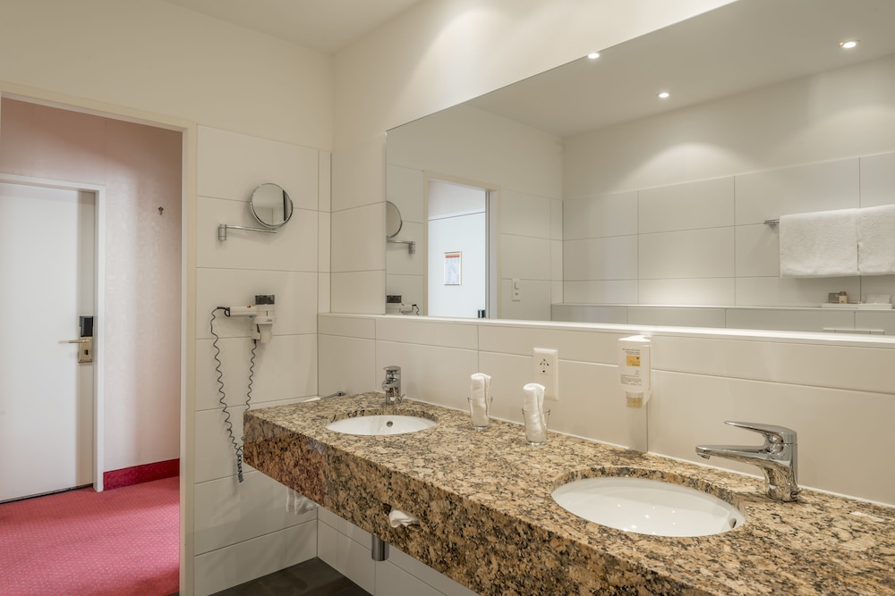 Standard Twin Room - Photo 8
