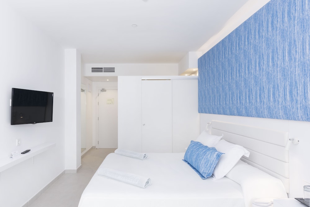 Room with frontal view of the sea (Panoramic Building)