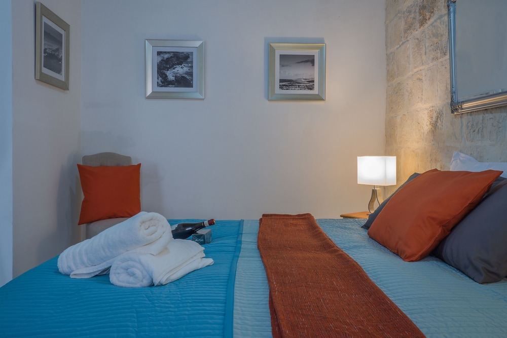 Comfort Apartment, 1 Queen Bed, Partial Sea View