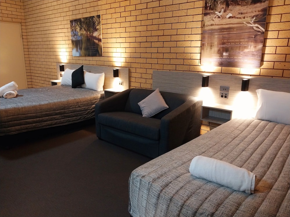 1 Room Queen and Single (Non Pet friendly) photo 3