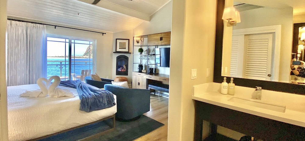 Suite, Accessible, Private Bathroom (q CAPTAIN Oceanfront King) photo 2