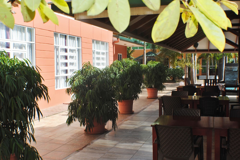 Senior Double Room, 1 Bedroom, Garden View, Poolside
