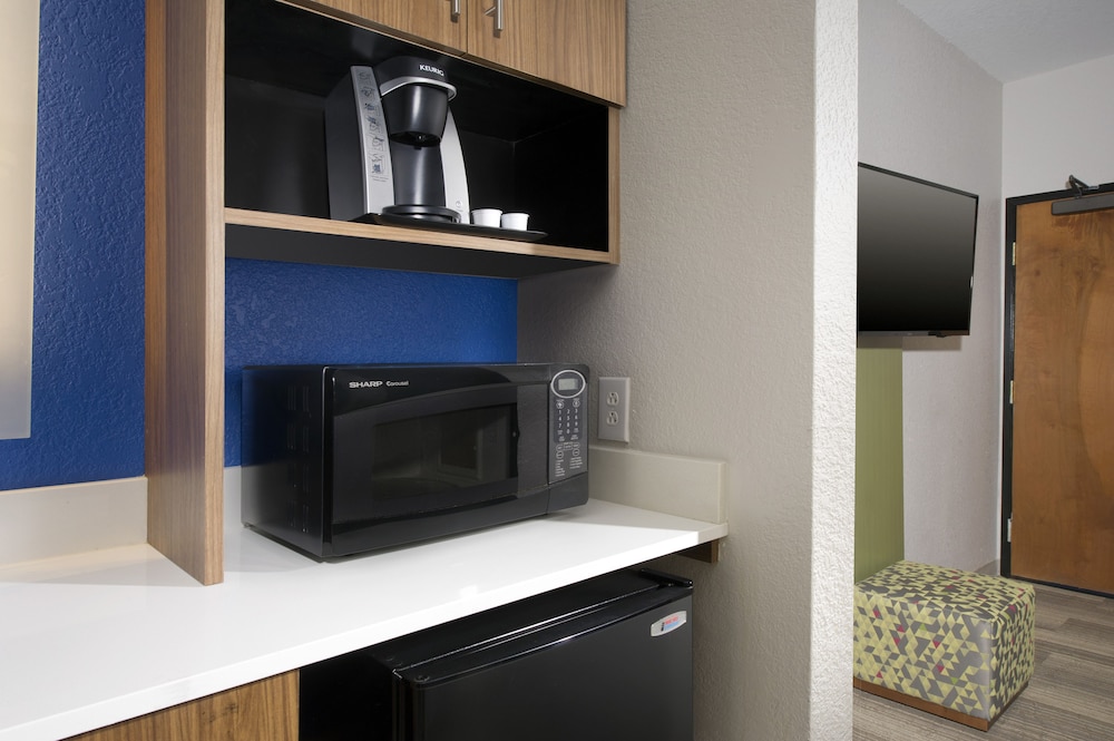 Suite, Multiple Beds (Additional Living Area) - Photo 3