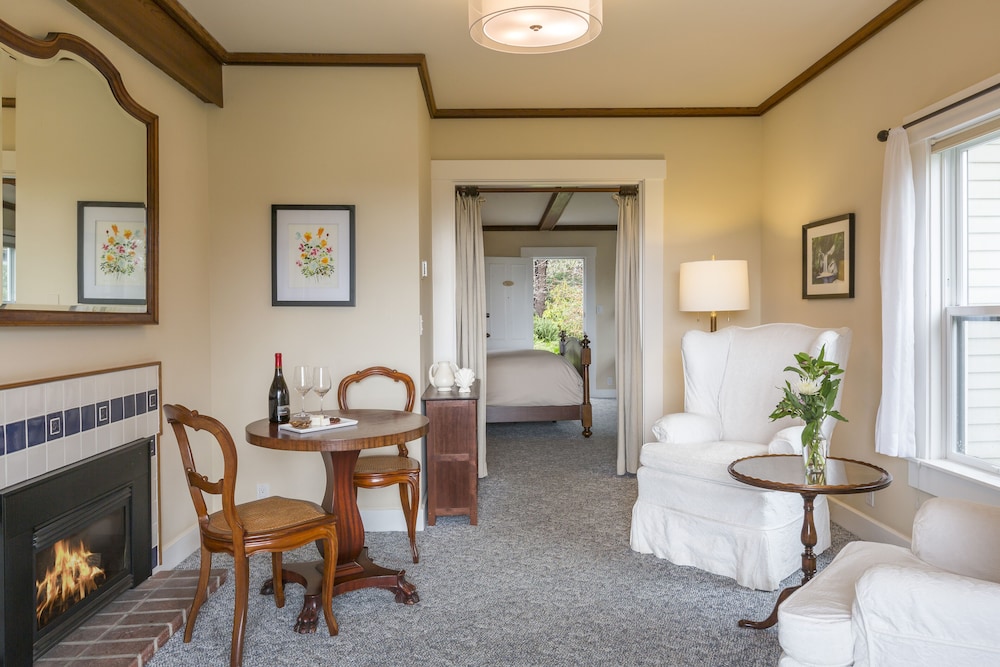 Deluxe Ocean View King Suite photo 2