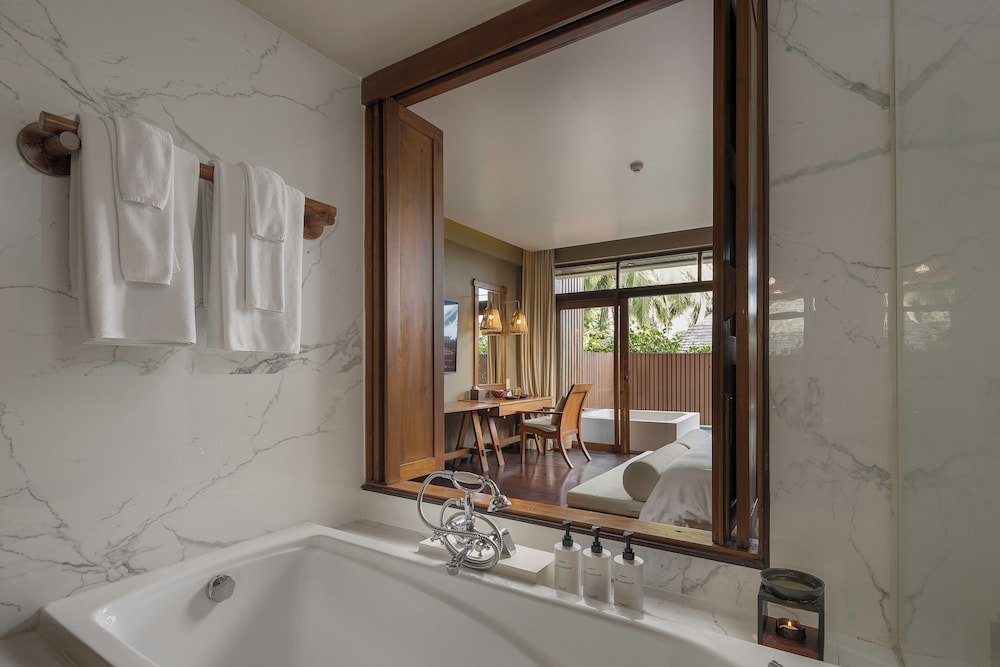 Deluxe Room, Jetted Tub - Photo 7