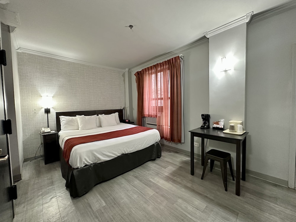 Standard Room, 1 King Bed, Non Smoking photo 1